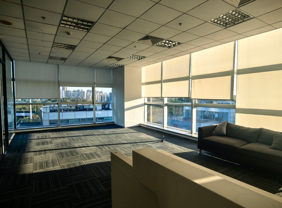 寶華國(guó)際廣場(chǎng)辦公室出租，面積122平米，租金報(bào)價(jià)5元/平米/天