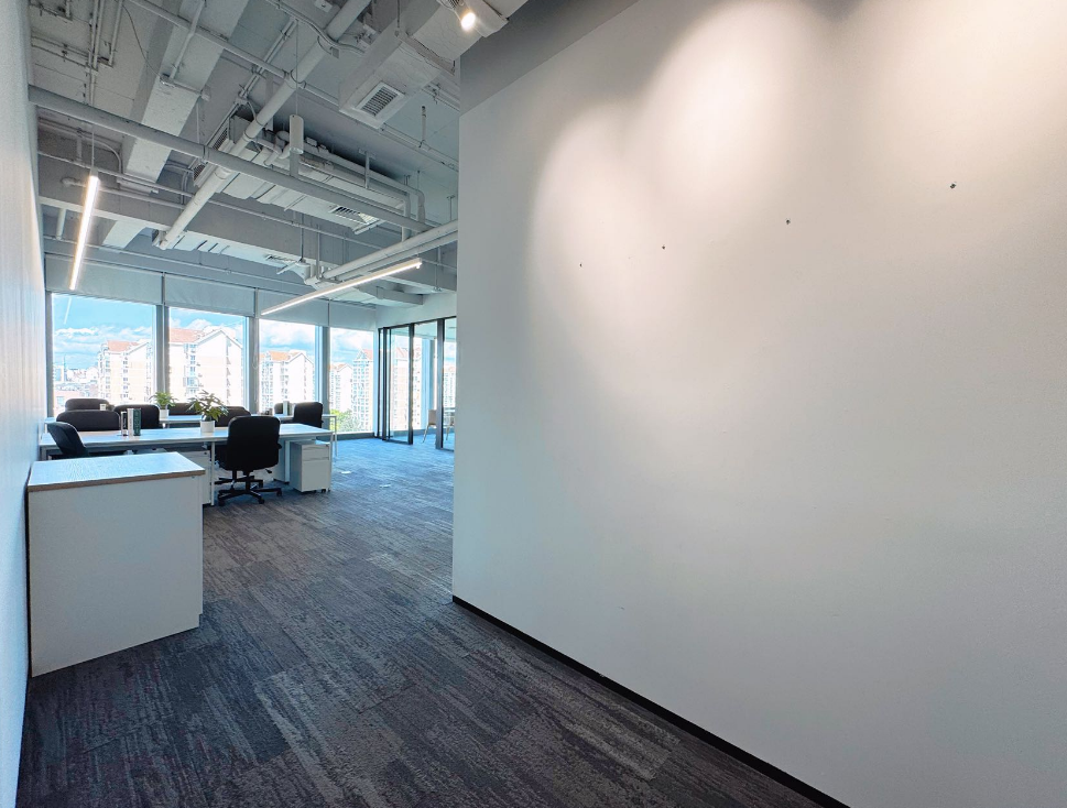 中駿廣場辦公室出租，面積205平米，租金報價3.2元/平/天