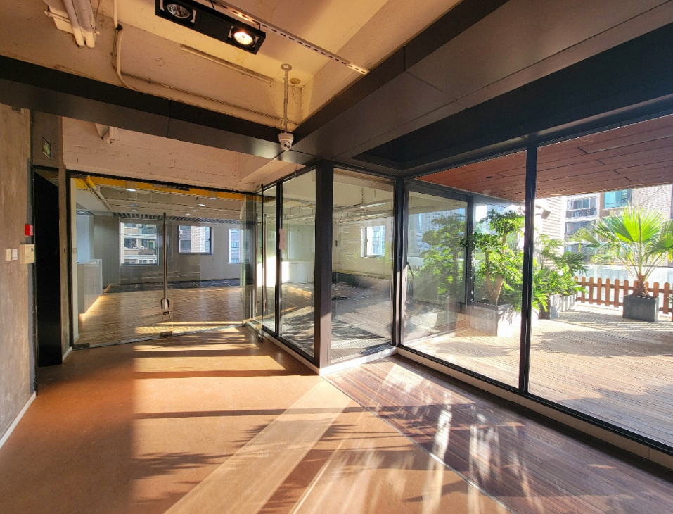 中航德必WE辦公室出租，面積369平米，租金報價5.2元/㎡/天