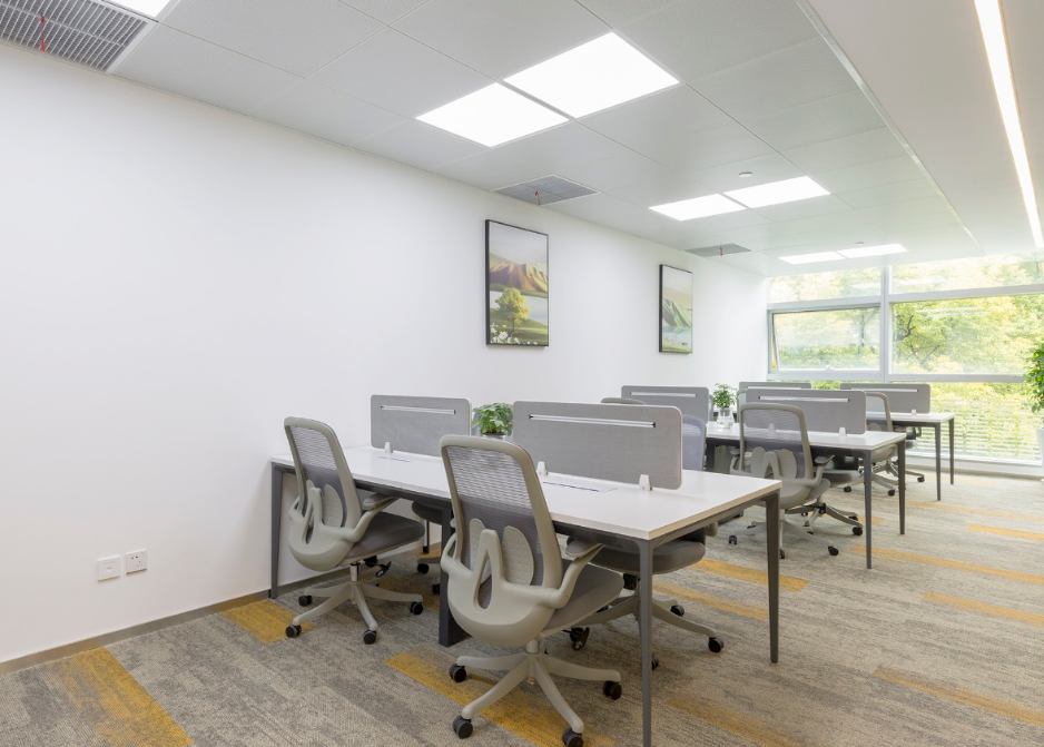 創(chuàng)智天地辦公室出租，3隔斷，12個(gè)工位，月租金20258元/月