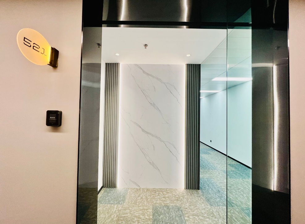 信泰中心辦公室出租，出租面積77平米，租金報(bào)價(jià)4.2元/平/天